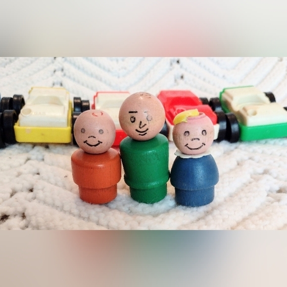 Vintage Fisher Price  Little People #930 Family Action Garage 5 Cars 3 Wood Ppl - Picture 8 of 9